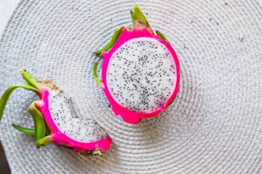 taze dilimlenmiş dragon meyve peçete üzerinde