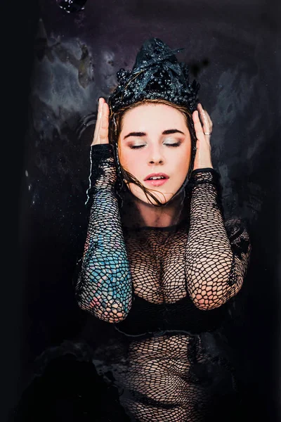 Mode Portret Van Jonge Brunette Vrouw Poseren Met Kroon Zwarte — Stockfoto