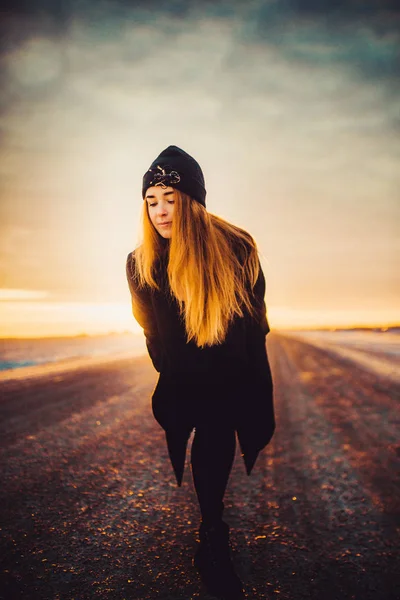 Siyah Elbise Şapka Yolda Kış Donmuş Günbatımında Açık Saç Kadın — Stok fotoğraf