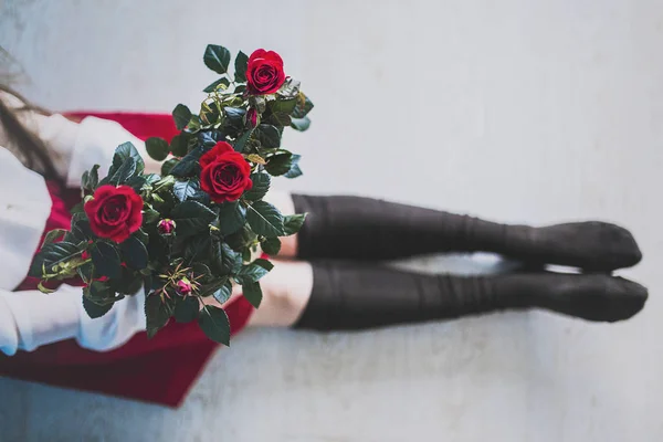 Primer Plano Chica Bonita Con Rosas Falda Roja Interior —  Fotos de Stock