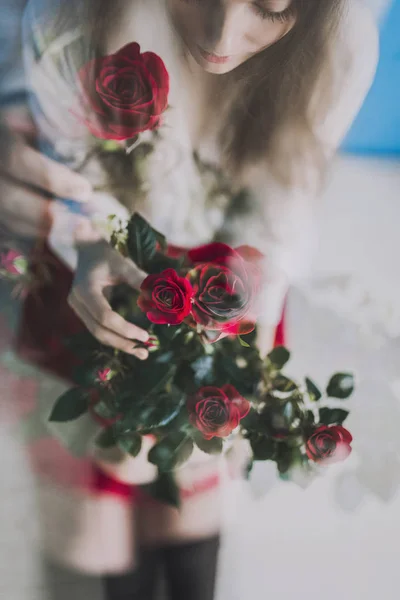 Close Menina Bonita Com Rosas Saia Vermelha Interior — Fotografia de Stock