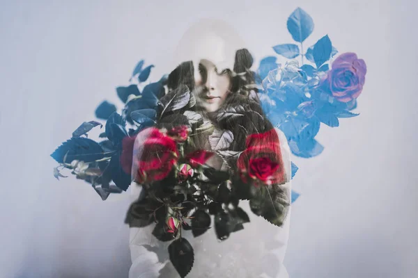 Nahaufnahme Porträt Eines Attraktiven Mädchens Mit Roten Rosen Blumen Auf — Stockfoto