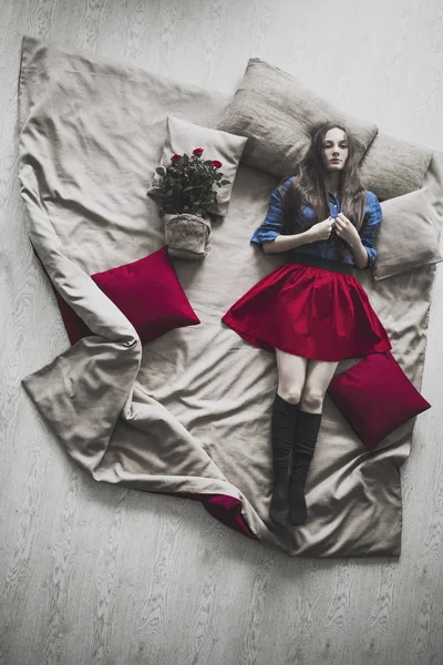 Primer Plano Chica Bonita Con Flores Falda Roja Durmiendo Dormitorio — Foto de Stock
