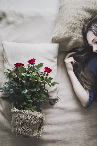 Primer Plano Chica Bonita Con Flores Rojas Durmiendo Dormitorio — Foto de Stock