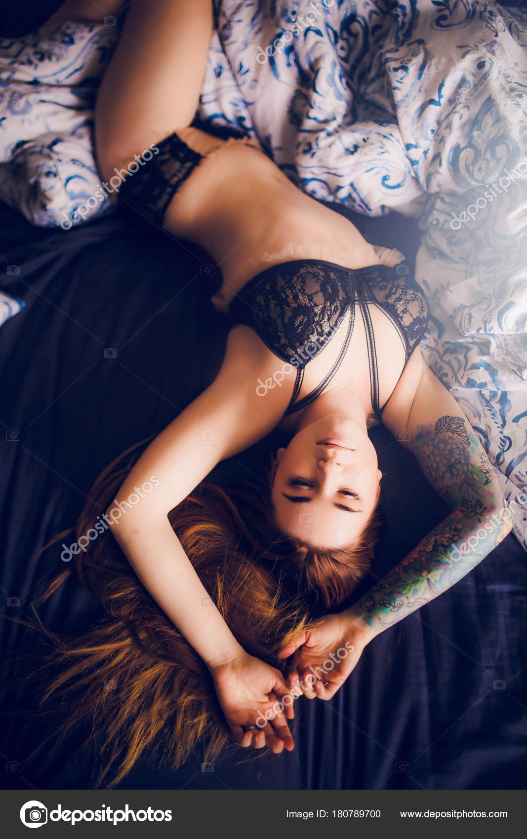 ベッドの背景に黒のセクシーなランジェリーで女性の身体をクローズ アップ ストック写真 C Kristinaponomareva