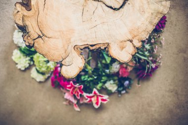 ahşap masa arka plan üzerinde bulanık renkli çiçeklerle Close-Up