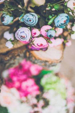 güzel ahşap arka plan üzerinde renkli çiçekler buket Close-Up