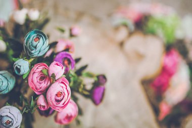 güzel ahşap arka plan üzerinde renkli çiçekler buket Close-Up 