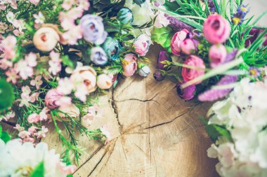 güzel ahşap arka plan üzerinde renkli çiçekler buket Close-Up 