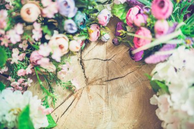 güzel ahşap arka plan üzerinde renkli çiçekler buket Close-Up 