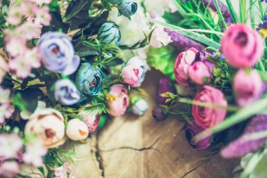 güzel ahşap arka plan üzerinde renkli çiçekler buket Close-Up 