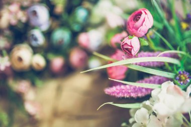 güzel ahşap arka plan üzerinde renkli çiçekler buket Close-Up 