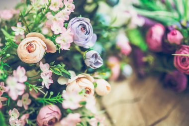 güzel ahşap arka plan üzerinde renkli çiçekler buket Close-Up 