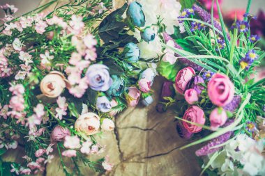 güzel bahar buket ahşap arka plan üzerinde renkli çiçek Close-Up 