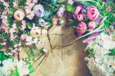 güzel bahar buket ahşap arka plan üzerinde renkli çiçek Close-Up 