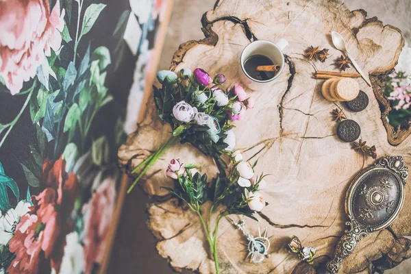 Primer Plano Taza Blanca Café Con Palos Canela Cerca Hermosas — Foto de Stock