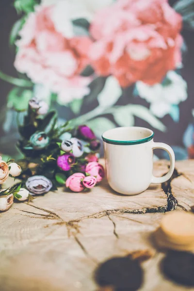Güzel Renkli Çiçekler Yakın Beyaz Fincan Kahve Ahşap Arka Plan — Stok fotoğraf