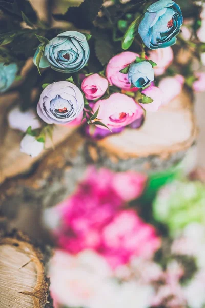 Primer Plano Hermoso Ramo Flores Colores Sobre Fondo Madera —  Fotos de Stock