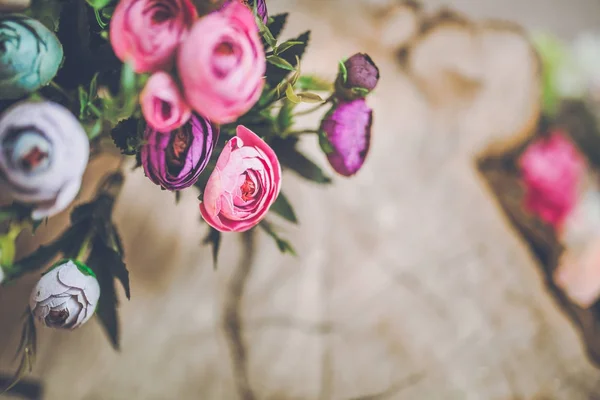 Primer Plano Hermoso Ramo Rosa Flores Sobre Fondo Madera —  Fotos de Stock