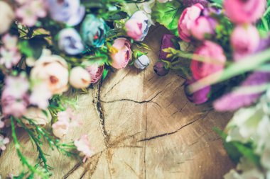 güzel ahşap arka plan üzerinde renkli bahar çiçekleri buketi Close-Up 