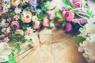 güzel buket bahar çiçek ahşap arka plan üzerinde Close-Up 