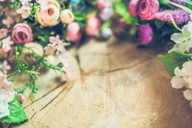 güzel buket bahar çiçek ahşap arka plan üzerinde Close-Up 