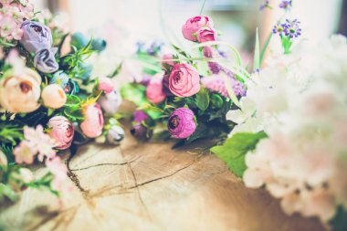 güzel buket bahar çiçek ahşap arka plan üzerinde Close-Up 