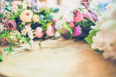 güzel ahşap arka plan üzerinde renkli çiçekler buket Close-Up 