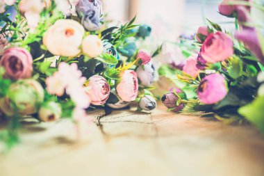 güzel ahşap arka plan üzerinde renkli çiçekler buket Close-Up 