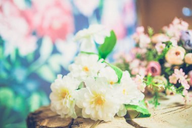 güzel ahşap arka plan üzerinde beyaz çiçekler buket Close-Up 
