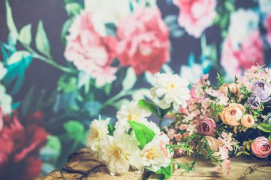 güzel ahşap arka plan üzerinde renkli çiçekler buket Close-Up 