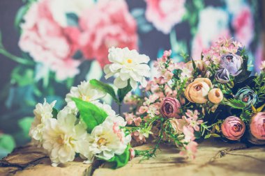 güzel ahşap arka plan üzerinde renkli çiçekler buket Close-Up 