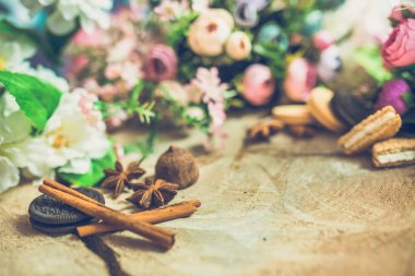 güzel renkli çiçekler ahşap arka plan üzerinde kurabiyeyle Close-Up