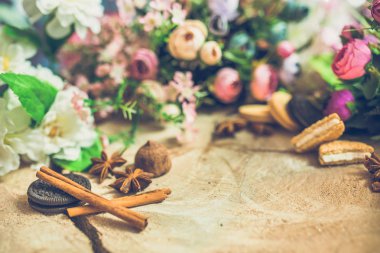 güzel renkli çiçekler ahşap arka plan üzerinde kurabiyeyle Close-Up