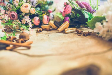 güzel renkli çiçekler ahşap arka plan üzerinde kurabiyeyle Close-Up