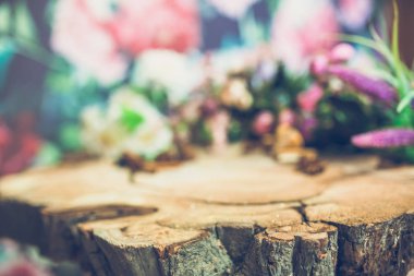 ahşap masa arka plan üzerinde bulanık renkli çiçeklerle Close-Up