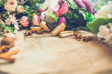 güzel renkli çiçekler ahşap arka plan üzerinde kurabiyeyle Close-Up