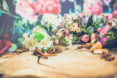 güzel renkli çiçekler ahşap arka plan üzerinde kurabiyeyle Close-Up