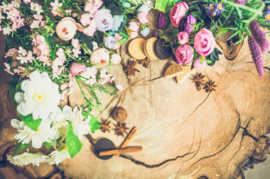 tanımlama bilgileri ve tarçın ile güzel renkli çiçekler Close-Up ahşap arka plan üzerinde sopa