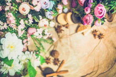 tanımlama bilgileri ve tarçın ile güzel renkli çiçekler Close-Up ahşap arka plan üzerinde sopa