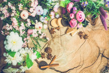 tanımlama bilgileri ve tarçın ile güzel renkli çiçekler Close-Up ahşap arka plan üzerinde sopa