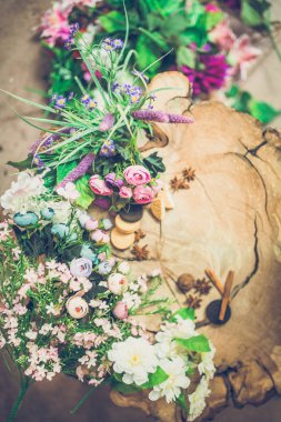 tanımlama bilgileri ve tarçın ile güzel renkli çiçekler Close-Up ahşap arka plan üzerinde sopa