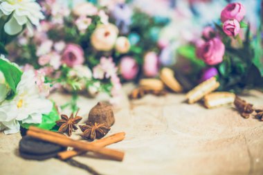 tanımlama bilgileri ve tarçın ile güzel renkli çiçekler Close-Up ahşap arka plan üzerinde sopa