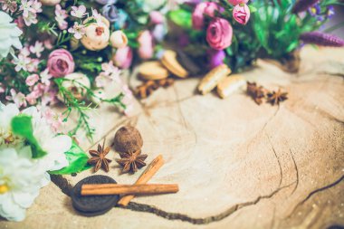 tanımlama bilgileri ve tarçın ile güzel renkli çiçekler Close-Up ahşap arka plan üzerinde sopa