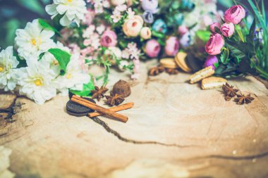 tanımlama bilgileri ve tarçın ile güzel renkli çiçekler Close-Up ahşap arka plan üzerinde sopa