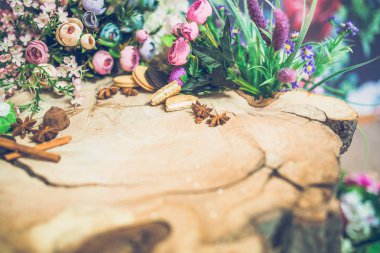 tanımlama bilgileri ve tarçın ile güzel renkli çiçekler Close-Up ahşap arka plan üzerinde sopa