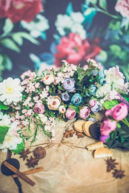 tanımlama bilgileri ve tarçın ile güzel renkli çiçekler Close-Up ahşap arka plan üzerinde sopa