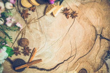 tanımlama bilgileri ve tarçın ile güzel renkli çiçekler Close-Up ahşap arka plan üzerinde sopa