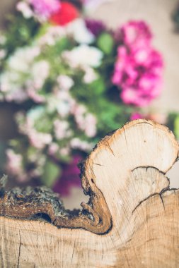ahşap masa arka plan üzerinde bulanık renkli çiçeklerle Close-Up