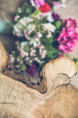 ahşap masa arka plan üzerinde bulanık renkli çiçeklerle Close-Up